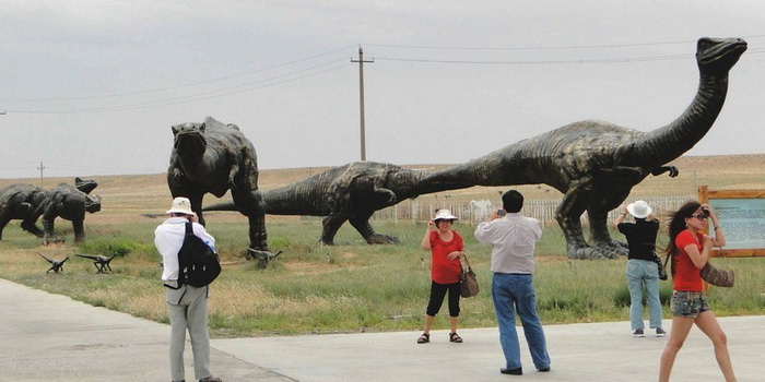 В парке Dinosaur Fairyland множество скульптур динозавров