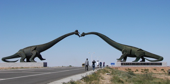 Целующиеся динозавры в г. Эренхот (Китай, Монголия)