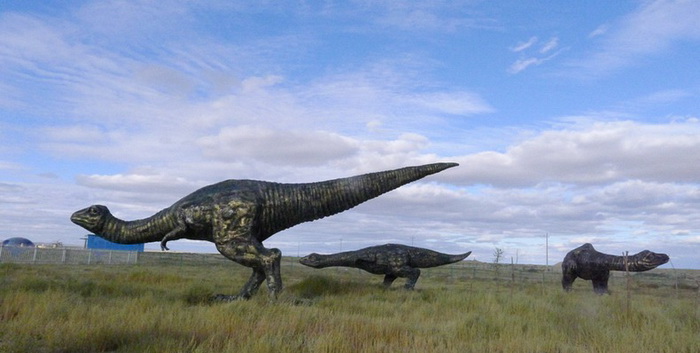 В парке Dinosaur Fairyland множество скульптур динозавров