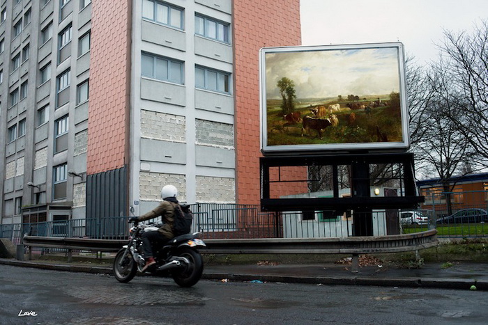 Картины вместо рекламных плакатов на улицах Парижа