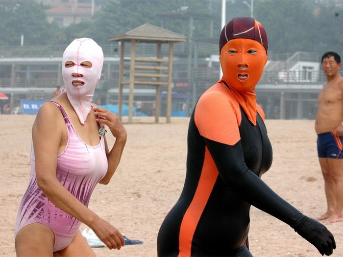 Модные шапочки для плаванья face-kinis - тренд этого сезона в Китае