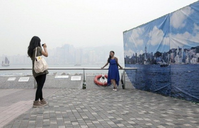Альтернатива туманному Гонконгу: безоблачное небо и небоскребы на баннерах