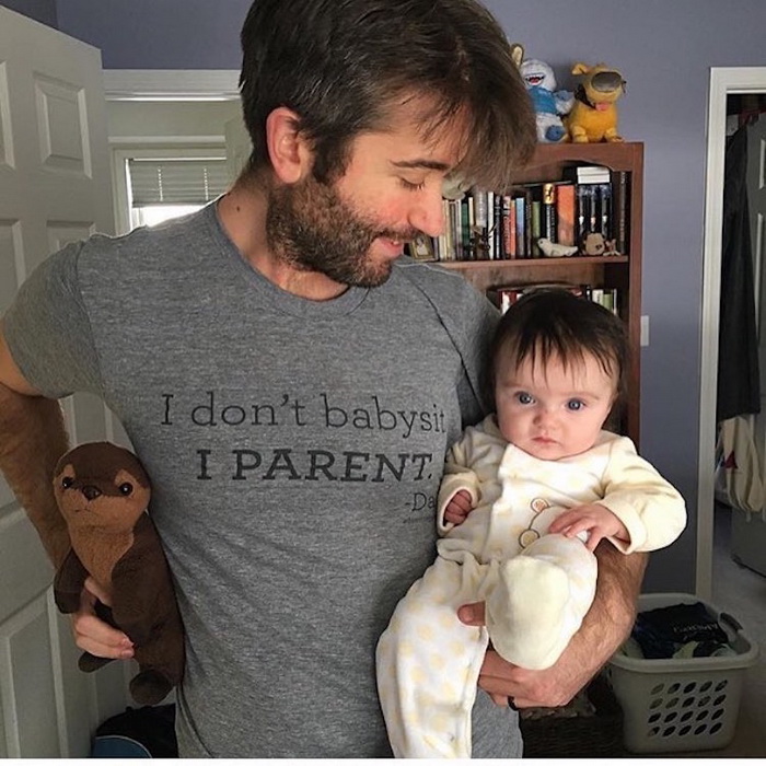 Надпись на футболке: *Я не бебиситтер, я родитель*.