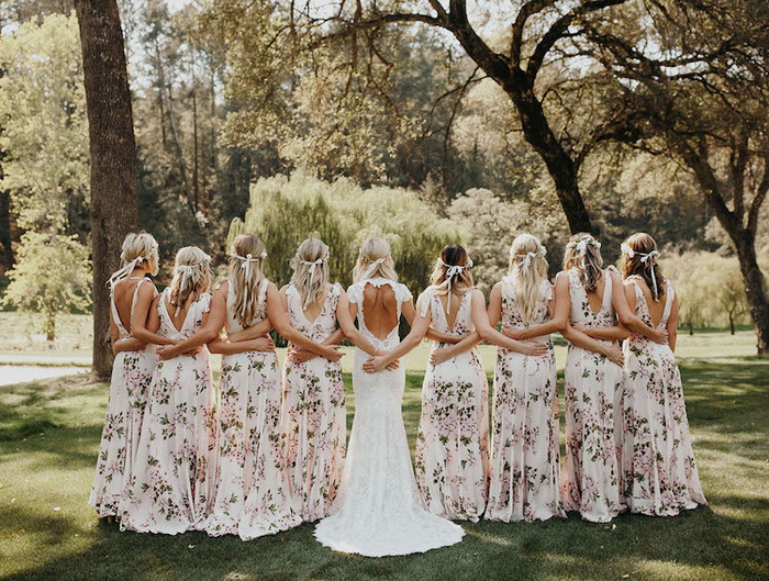 Сарафаны с цветочными принтами по случаю свадьбы.