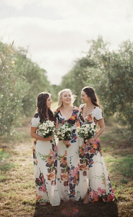 Платья с цветочными принтами для подруг невесты - модный тренд этого сезона.