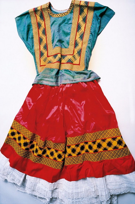 Фрида Кало переболела полиомиелитом в детстве, поэтому предпочитала длинные платья, которые скрывали асимметричные ноги.