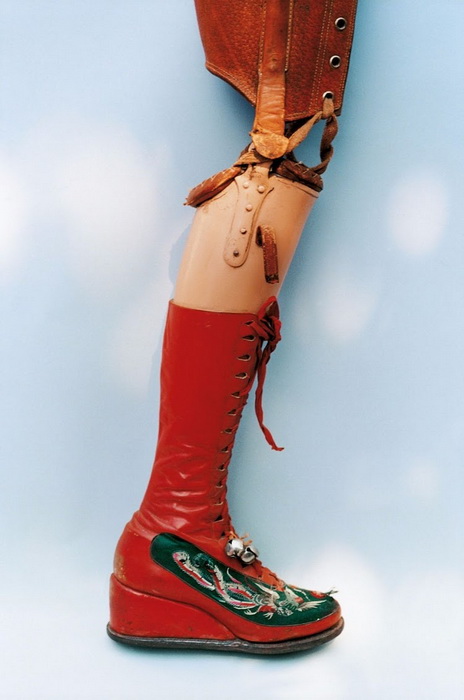 Протез Фриды Кало: нога в красном сапоге.