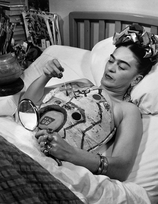 Фрида Кало раскрашивает корсет во время лечения.