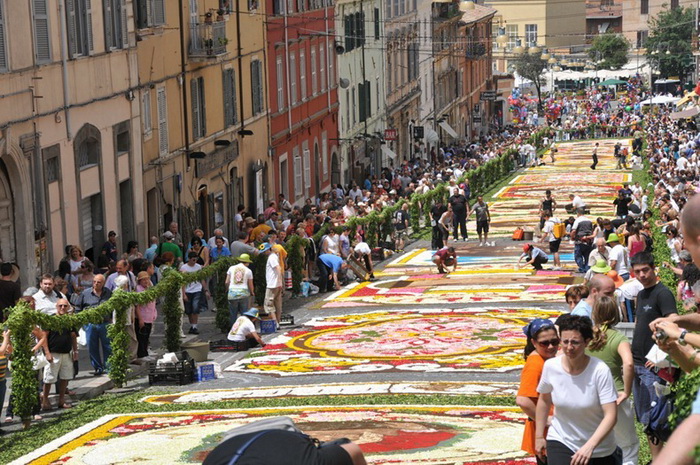 Genzano Infiorata Flower Festival: Цветочный ковер в Риме