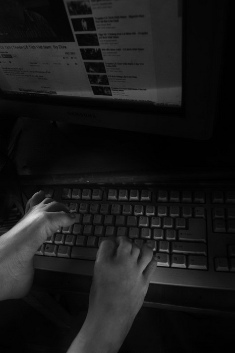 Девушка без рук освоила компьютер