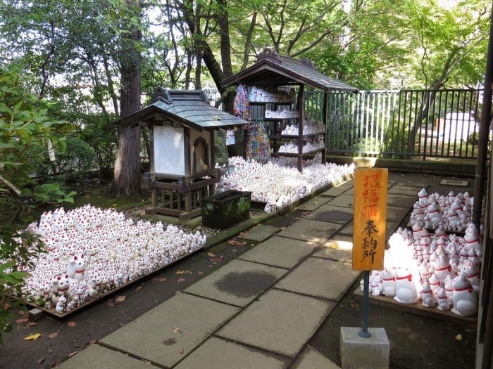 Сотни разнообразных скульптур в храме Готоку-дзи (Токио)