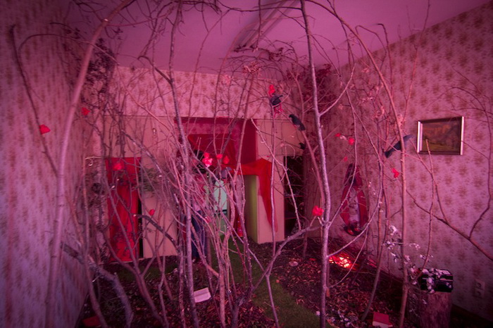 Инсталляция «Grandma's Den» по мотивом сказки о Красной Шапочке