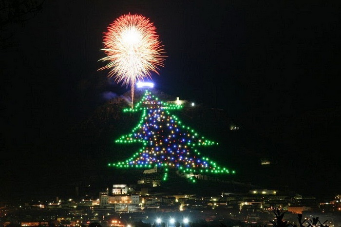 Самая большая в мире рождественская елка (Губбио, Италия)