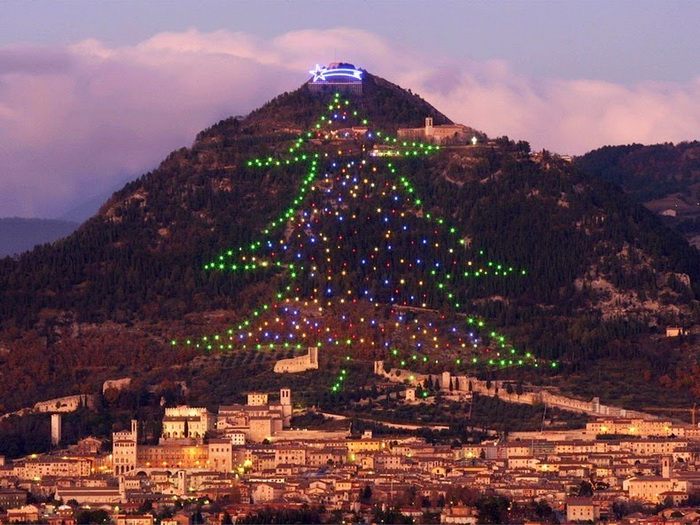 Самая большая в мире рождественская елка (Губбио, Италия)