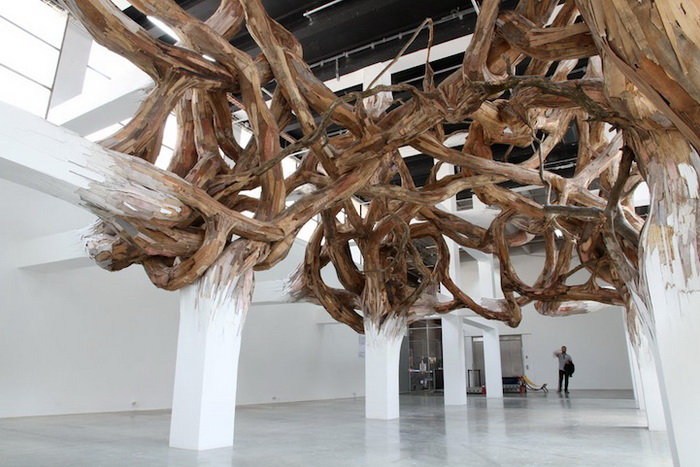 Гордиев узел: деревянная инсталляция от Энрике Оливейра (Henrique Oliveira)
