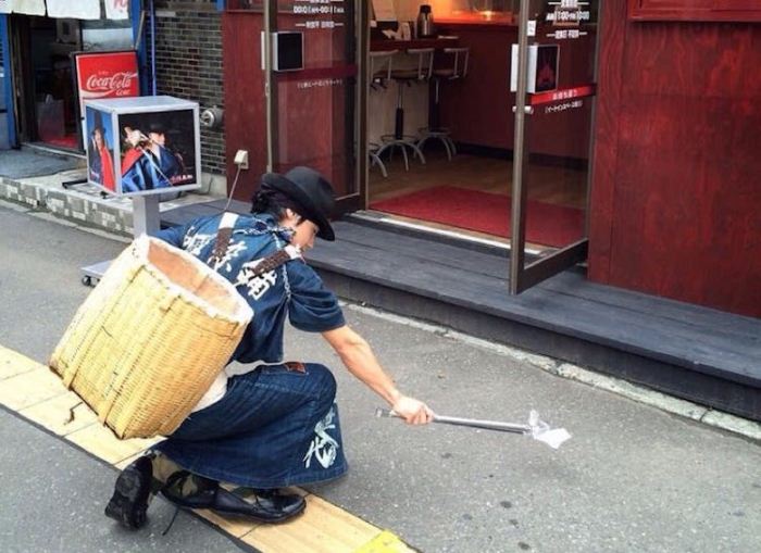 Самураи собирают мусор.