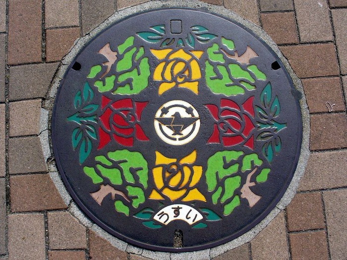 Необычное искусство в Японии: узоры на канализационных люках