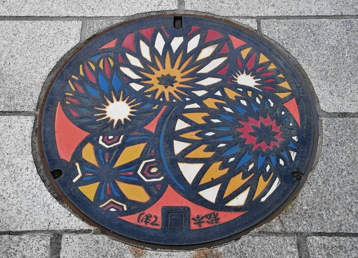 Необычное искусство в Японии: узоры на канализационных люках