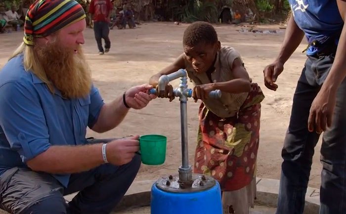 Вода - спасение для африканских племен.