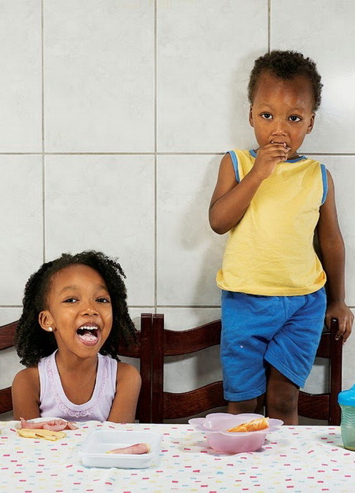 Завтрак 4-летней Aricia Domenica Ferreira и ее 2-летнего брата Hakim Jorge Ferreira Gomes из Сан-Паулу