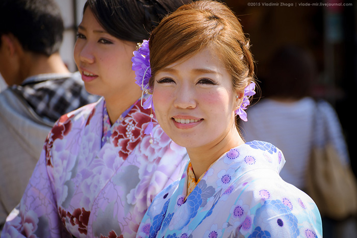 Девушки в кимоно на улицах Киото