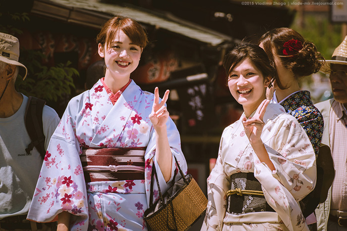 Девушки в кимоно на улицах Киото