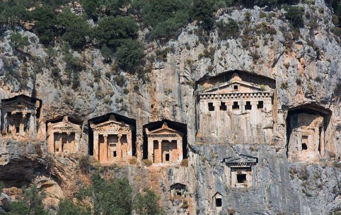 Ликийские гробницы - старинные достопримечательности Турции.