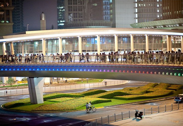 Круглый пешеходный мост в Шанхае