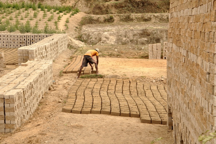Изготовление кирпичей на Мадагаскаре