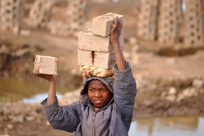Изготовление кирпичей на Мадагаскаре: даже дети выполняют этот тяжелейший труд