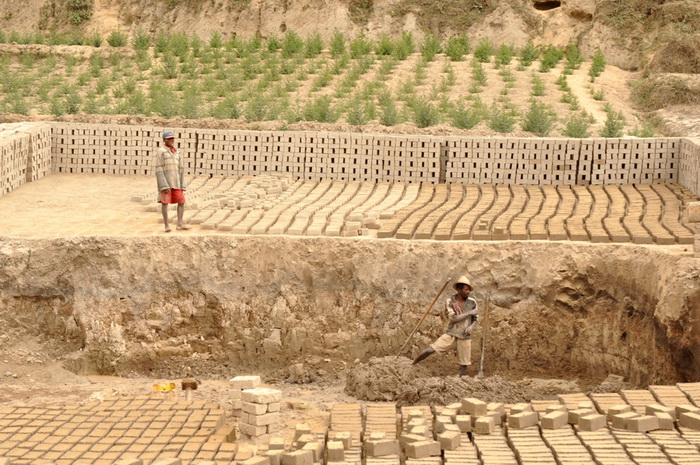 Изготовление кирпичей на Мадагаскаре: даже дети выполняют этот тяжелейший труд
