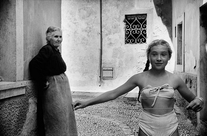 Югославия, 1953. Бабушка явно не одобряет фривольный костюм внучки