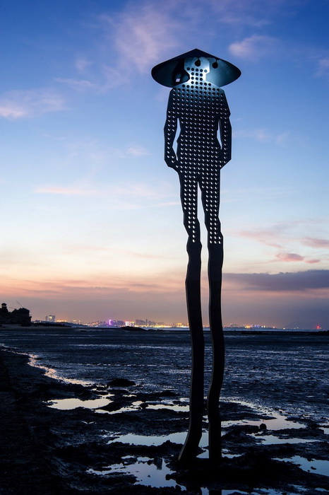 Загадочные скульптуры мужчин на морском побережье (Тайвань)