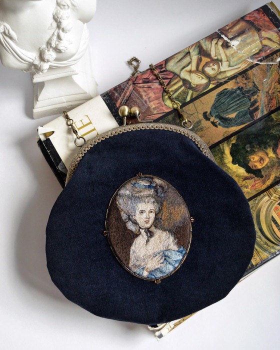 Сумочка из немецкого винтажного бархата, украшенная вышитым гладью портретом, уменьшенной копией *Дамы в голубом* Гейнсборо.