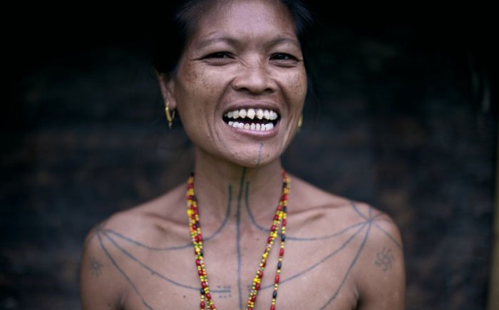 Опиленные зубы и татуировки - главное украшение женщин ментаваи