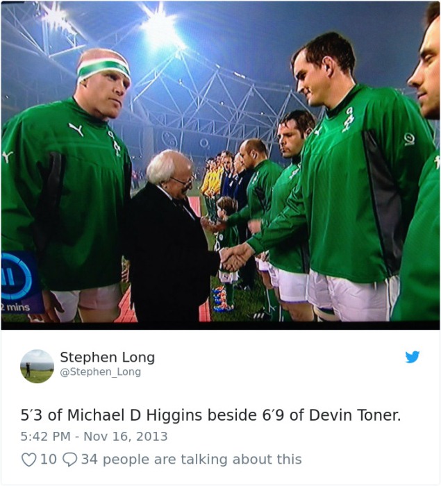 Майкл Хиггинс рядом с одним из самых высоких футболистов Девином Тонером.