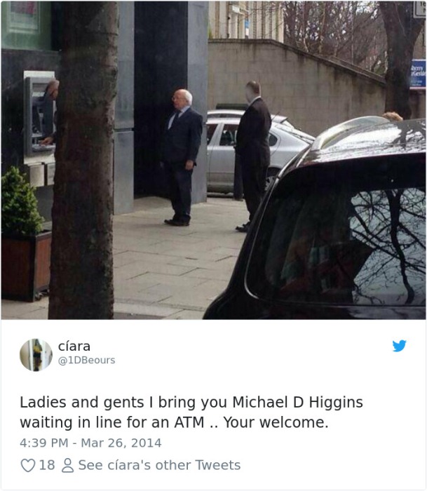 Майкл Хиггинс в очереди к банкомату.