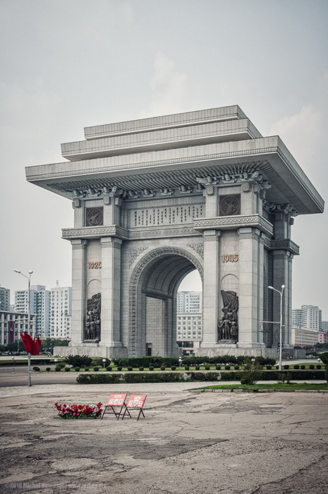 Триумфальная арка. Построена в честь сопротивления Японии в 1925 - 1945 гг.