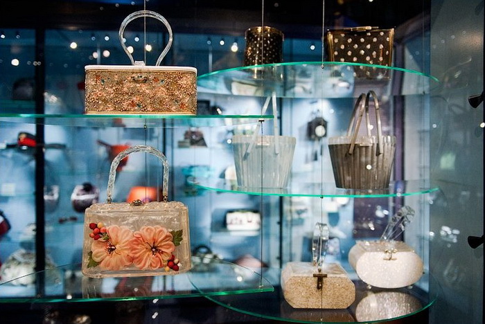 Разнообразие сумок и кошельков в амстердамском музее