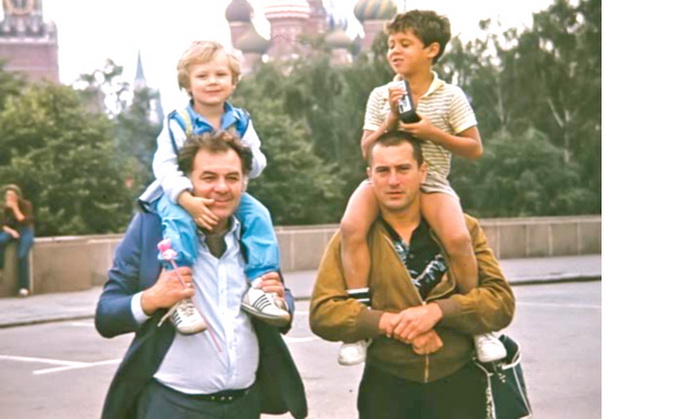 Роберт де Ниро и Эмиль Лотяну с сыновьями. Москва, Красная площадь, 1987 г.