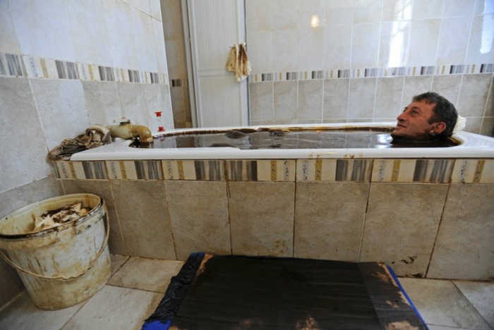 Оздоровительные нефтяные ванны в г. Нафталан (Азербайджан)