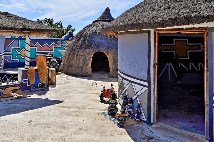 Дома ндебеле разукрашены не только снаружи, но и внутри