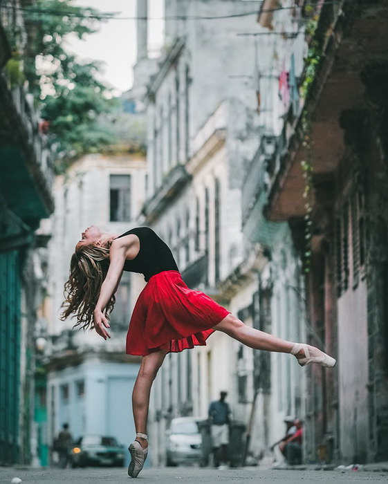 Балерины на улицах Кубы