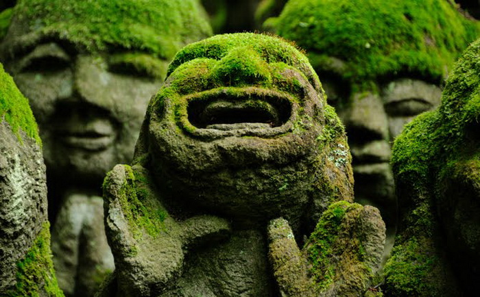 Каменные скульптуры в буддийском храме Otagi Nenbutsu-Ji (Киото, Япония)