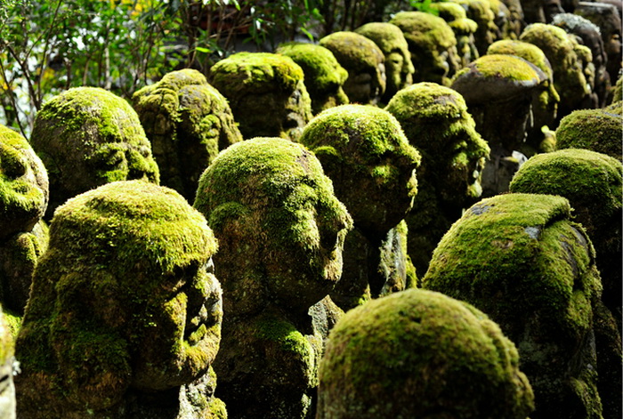 Каменные скульптуры в буддийском храме Otagi Nenbutsu-Ji (Киото, Япония)