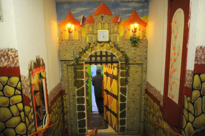 Входную дверь Дмитрий Бочкарев превратил в средневековый замок