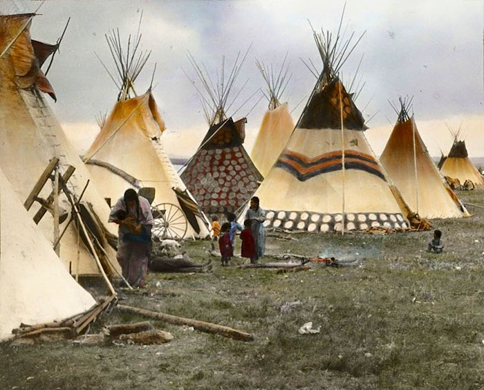 Цветное типи старейшины, Монтана, начало 1900-х, фотограф Уолтер Макклинток