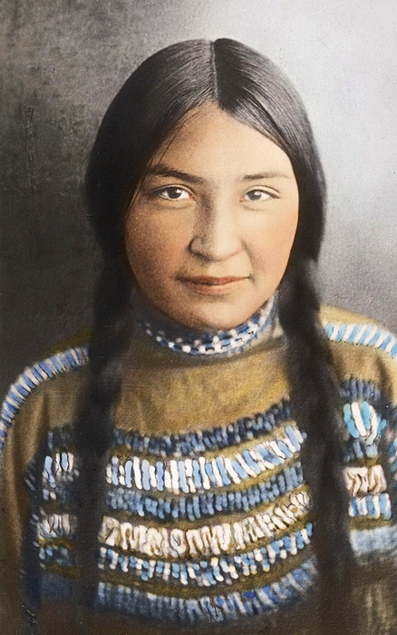 Черноногая девушка, Монтана, начало 1900-х, фотограф Уолтер Макклинток