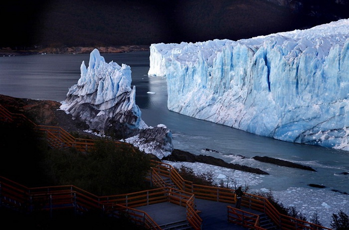 Ледник Перито-Морено в Патагонии - один из популярных туристических объектов