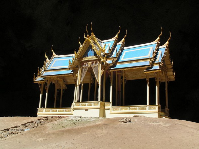 Павильон Kuha Karuhas в таиландской пещере Phraya Nakhon